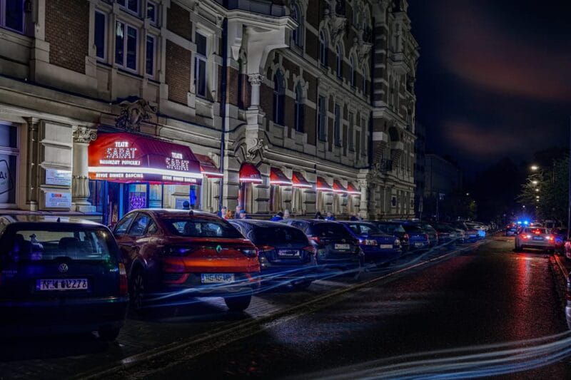 Warsaw: Live Show at Sabat Theatre - Entering a World of Glamour: The Setting and Ambiance