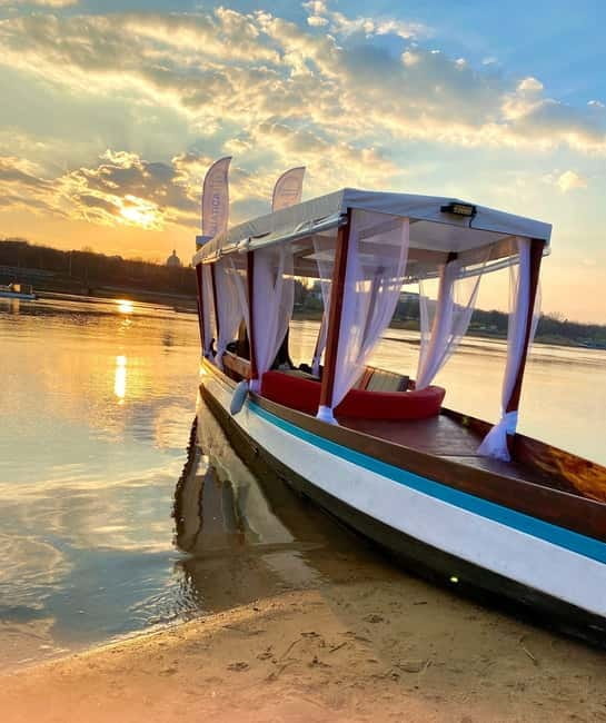 Warsaw: Romantic Cruise with ProseccoBirthdays & Proposals - Exploring Warsaw from the Water: A Guide to the Romantic Gondola Experience