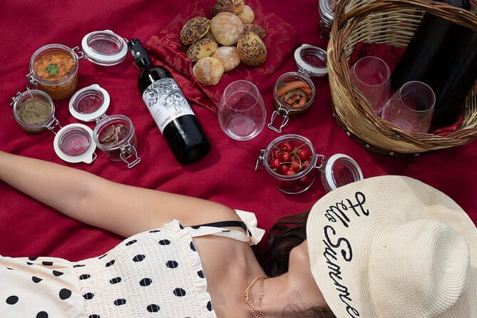 Winery Tour & picnic in the vineyard with a bottle of wine - Price and Logistics