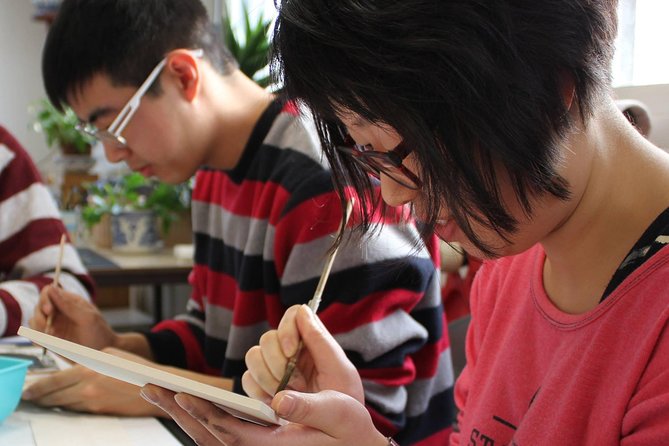 Workshop Paint Your Own Delft Blue Tile! - Tutor Attention and Small Groups