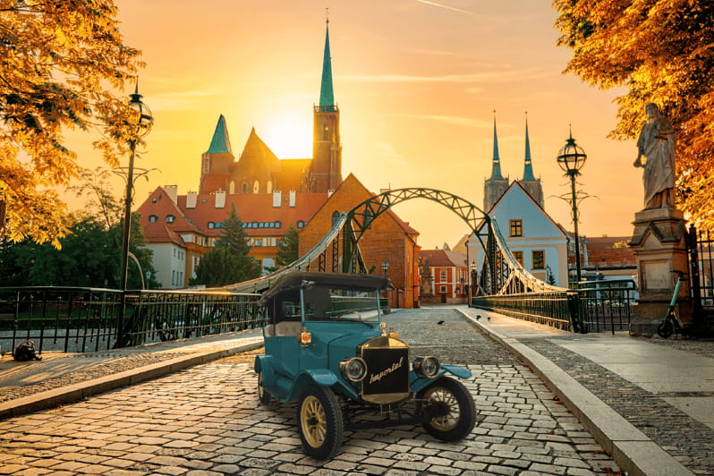 Wrocaw: Tour of the Old Town in an Imperial E-car - Discovering Wrocław in Style: The Electric Vintage Car Experience