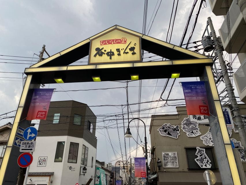 Yanaka & Nezu: Explore Retro Japan Through Food and Culture - Painting Beckoning Cat Figurines