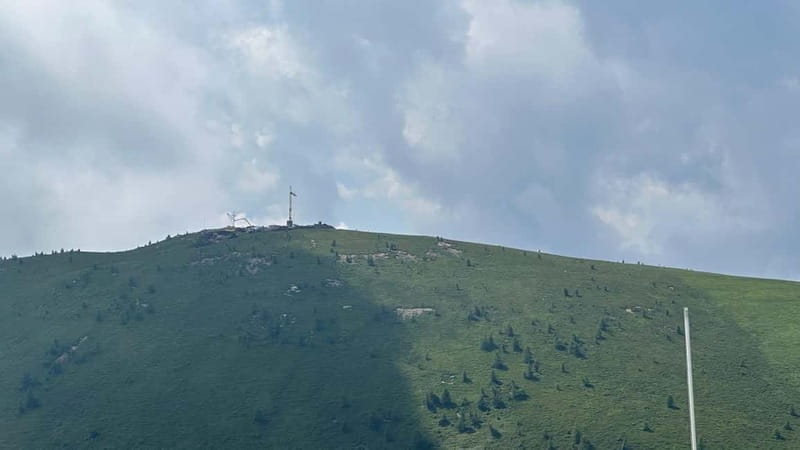 Yoga at the "Stoanamandl" viewpoint followed by brunch - The Yoga Experience: Calm, Focused, and Refreshing