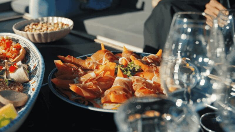 Zaanse Schans: Private Cruise + Guide + Incl. Food & Drinks - Who Will Appreciate This Tour?