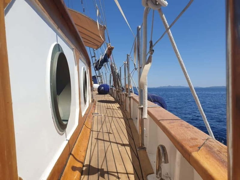 Zadar: Authentic Wooden Boat tour with drinks - FAQ