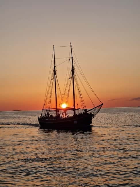 Zadar: Sunset Cruise on Traditional Boat with Wine - The Sunset: A Panoramic Spectacle