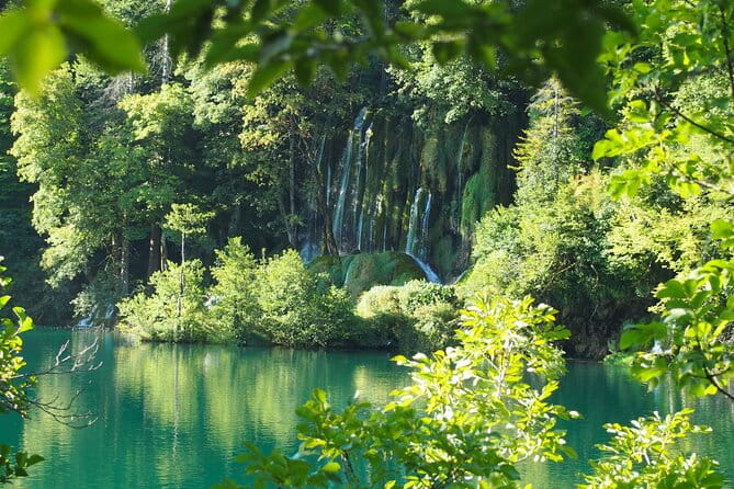 Zagreb airport or Zagreb to Split via Plitvice lakes for singles or couples - The Sum Up