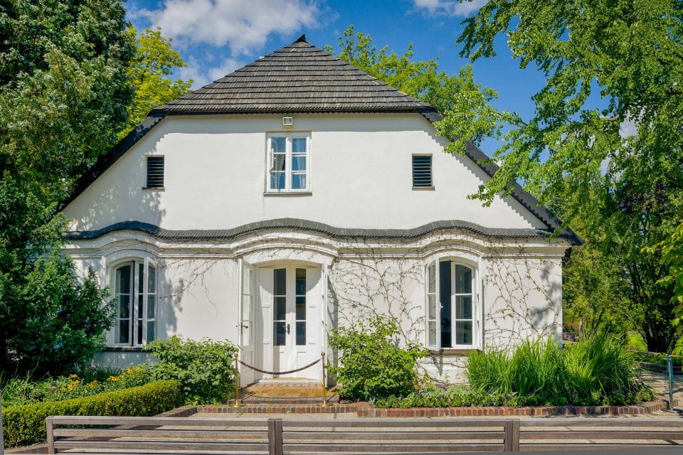 Zelazowa Wola: Frederic Chopin Half-Day Private Tour - Exploring the Botanical Garden