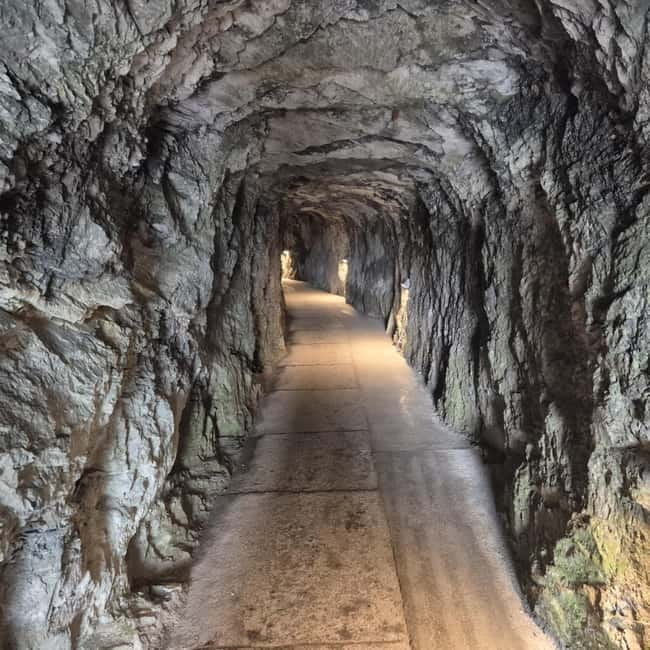 Zurich: Old Town Walking Tour - The Quiet Majesty of Lindenhof